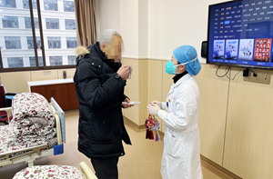 老年康复医学中心（中医科）为住院患者赠送中药香囊