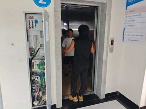 我院开展电梯困人应急救援演练