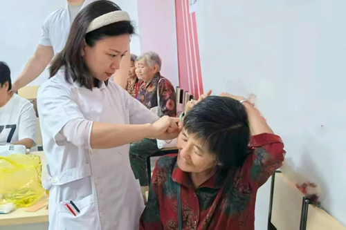 我院老年十四科（中西医结合）开展健康义诊进社区活动