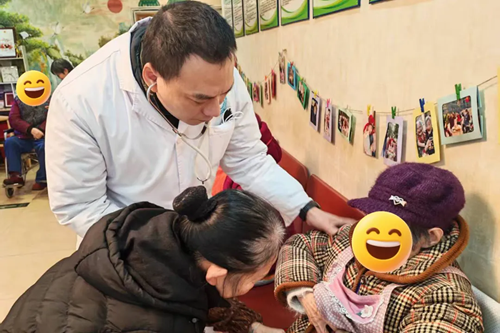 我院到自贡市颐养之家居家养老服务中心开展公益健康服务活动