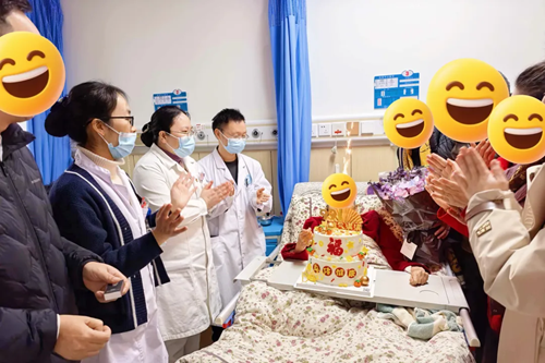 病房里的温情时刻：百岁住院老人的生日会
